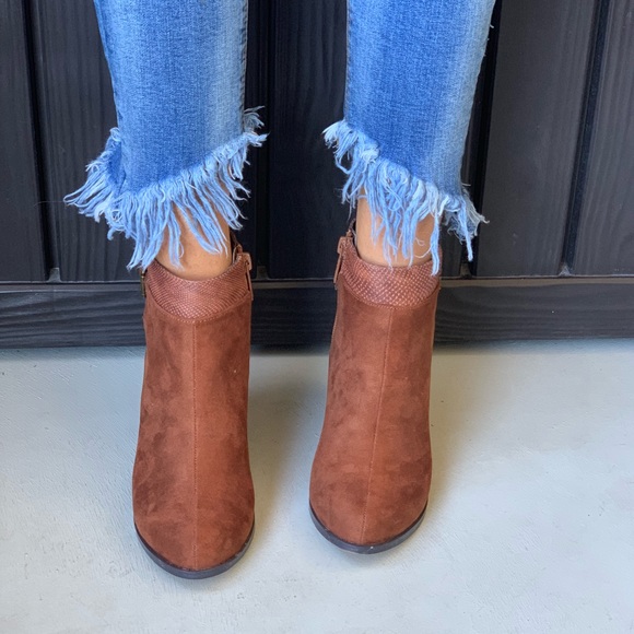 Whiskey Cognac Pointy Toe Kitten Heel Ankle Boots - Picture 4 of 8